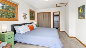 3 bedrooms, desk, iron/ironing board, travel cot - 3BR near lake w/ hot tub, views, deck, fire pit (Estes Park)