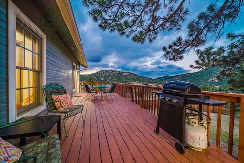 Spacious,2 story,3BR near lake w/ hot tub, views, deck, fire pit
