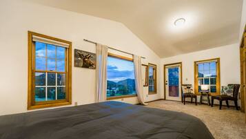 3 slaapkamers, een bureau, een strijkplank/strijkijzer, reisbedje