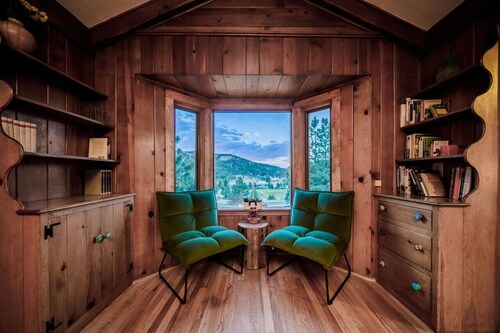 3BR near lake w/ hot tub, views, deck, fire pit