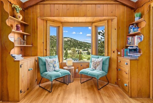 3BR near lake w/ hot tub, views, deck, fire pit