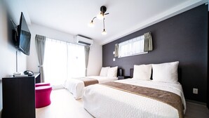 Une chambre d’hôtel moderne équipée d’un lit, de tables de chevet, d’une télévision et d’une fenêtre avec des rideaux.