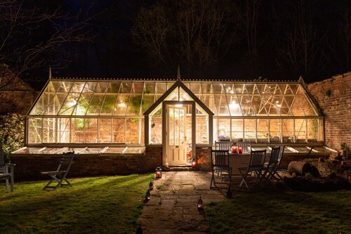 3 bedroomed holiday cottages that sleeps 5, with one off road car parking space and  indoor pool