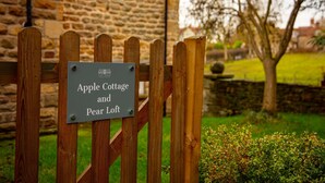 En träport med en skylt som lyder: ”Apple Cottage och Pear Loft”.