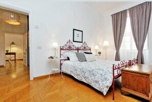 2 habitaciones, tabla de planchar con plancha y cuna de viaje 