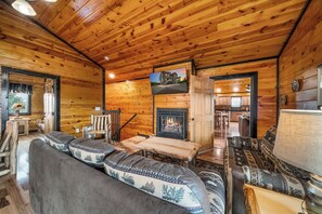 Smart TV, caminetto, libri