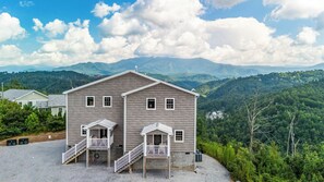 Exterior - Couples Getaway-Many Bears-3 King Beds-Hot Tub-MNT TOP PROP-Near Dollywood! (Gatlinburg)