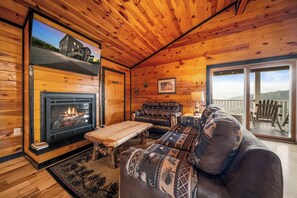 Smart TV, caminetto, libri