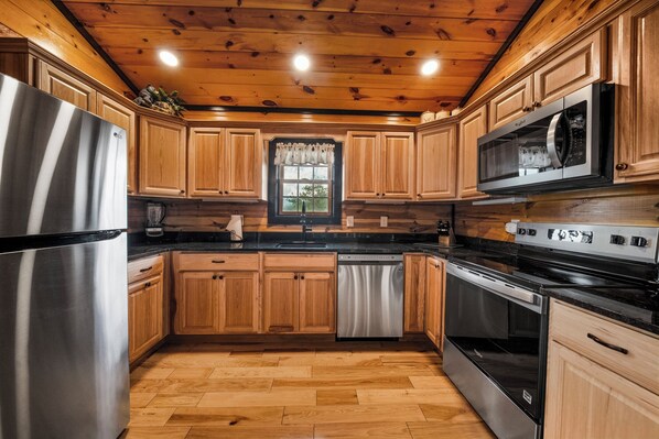 Fridge, microwave, oven, stovetop - Couples Getaway-Many Bears-3 King Beds-Hot Tub-MNT TOP PROP-Near Dollywood! (Gatlinburg)