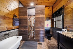 Badewanne, umweltfreundliche Kosmetikartikel, Haartrockner, Handtücher