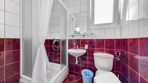 Huoneisto | Kylpyhuone | Suihku, ilmaiset hygieniatuotteet, hiustenkuivaaja, pyyhkeet