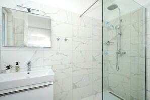 Dusche, Haartrockner, Handtücher, Seife