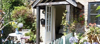 Cosy cottage hideaway for couples close to centre and beach with 1 bedroom