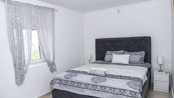 2 habitaciones, tabla de planchar con plancha y cuna de viaje