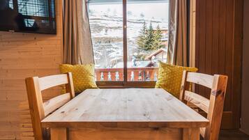 واي فاي مجانًا وملاءات أسرّة