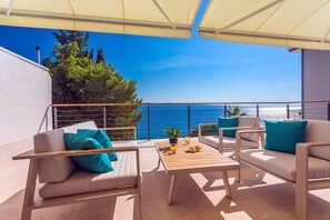 Terrace/patio - Beachfront Casa Ahoi with 2 bedrooms, heated pool, Villa with amazing sea views (Omis)