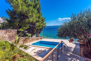 Pool - Beachfront Casa Ahoi with 2 bedrooms, heated pool, Villa with amazing sea views (Omis)