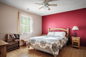 3 bedrooms, desk, iron/ironing board, WiFi - Cabin w/hot tub, fire pit & river kayak (Great Cacapon)