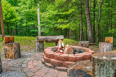 River Cabin w/hot tub, fire pit, deck, games, wifi
