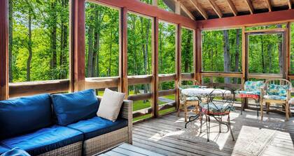 River Cabin w/hot tub, fire pit, deck, games, wifi