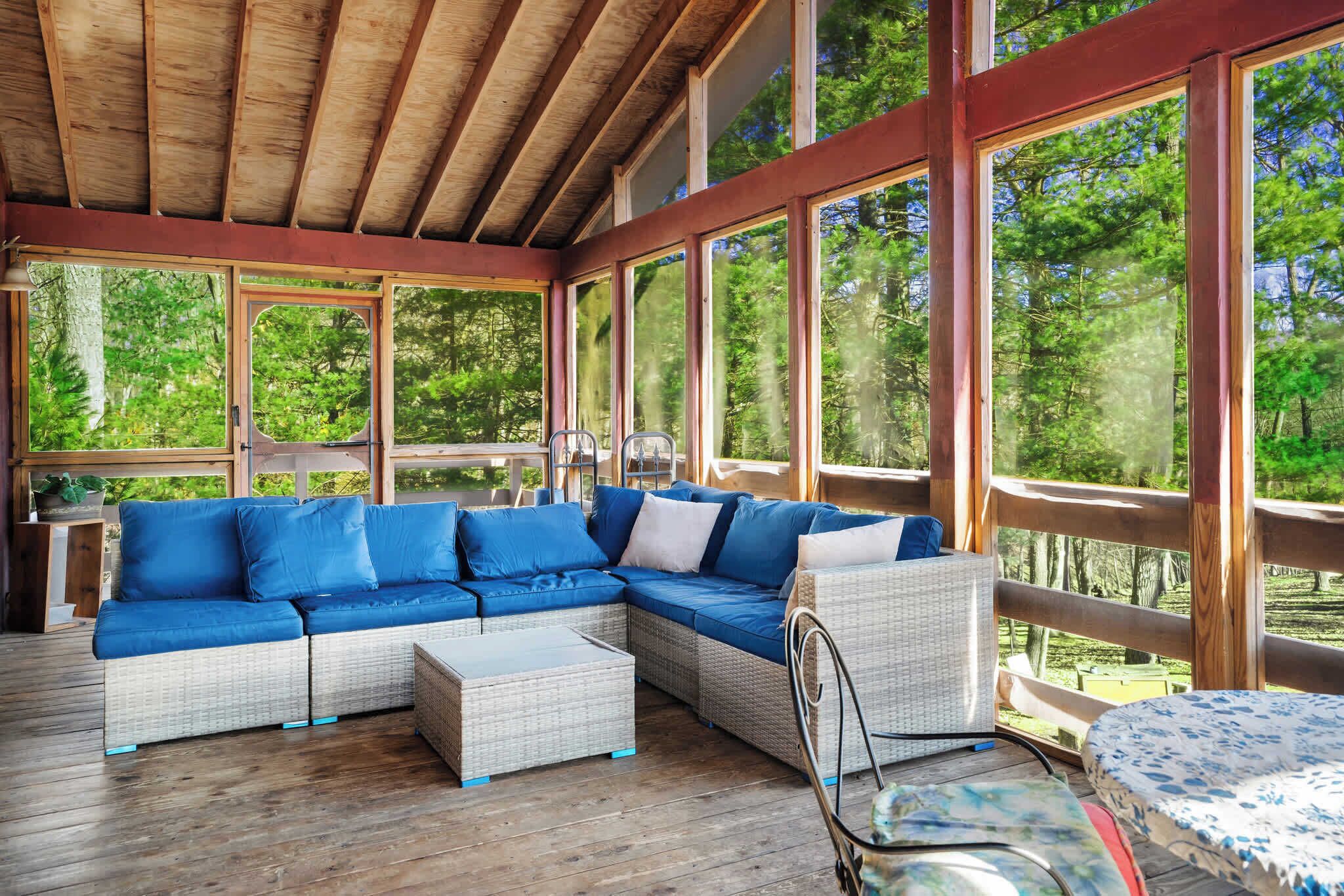 Televisio, takka, DVD-soitin, työhuone