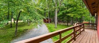 River Cabin w/hot tub, fire pit, deck, games, wifi