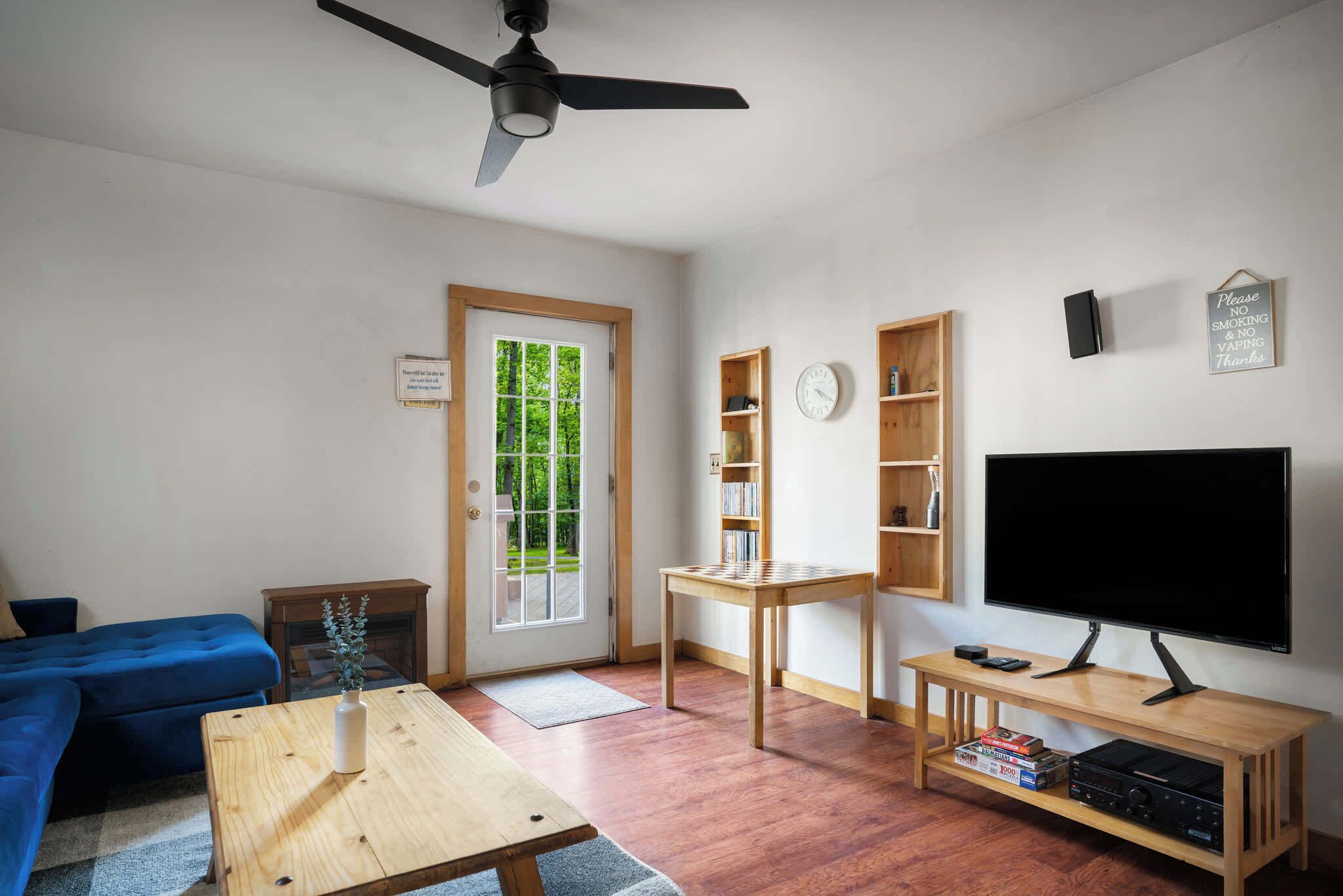 Téléviseur, foyer, lecteur de DVD, bureau
