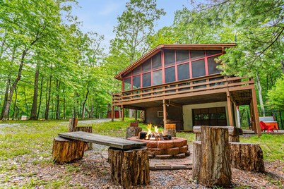 Cabin w New Hot Tub, River/Kayak, WiFi, & Fire Pit