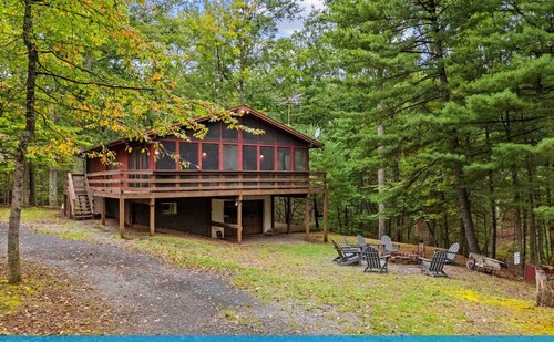 River Cabin w/hot tub, fire pit, deck, games, wifi