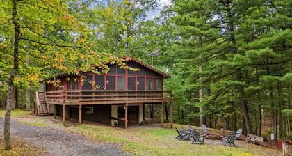 River Cabin w/hot tub, fire pit, deck, games, wifi