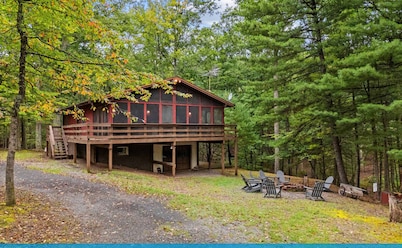River Cabin w/hot tub, fire pit, deck, games, wifi