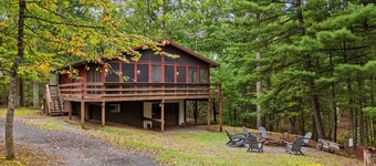 River Cabin w/hot tub, fire pit, deck, games, wifi
