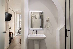 Standard Double Room | Bathroom | Hair dryer, towels, soap, shampoo - Antiguo Brondo Selfcheck-in Smart Rooms (Palma de Mallorca)