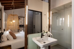 Standard Double Room | Bathroom | Hair dryer, towels, soap, shampoo - Antiguo Brondo Selfcheck-in Smart Rooms (Palma de Mallorca)