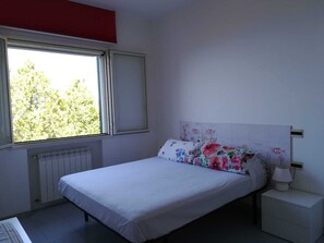 2 chambres, fer et planche à repasser, accès Internet