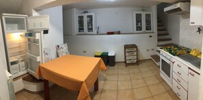 Réfrigérateur, four, plaque de cuisson, grille-pain