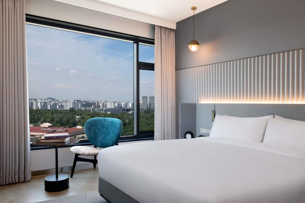 1 bedroom, premium bedding, minibar, in-room safe