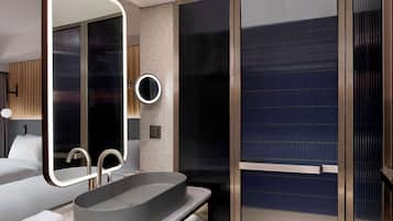 1 bedroom, premium bedding, minibar, in-room safe