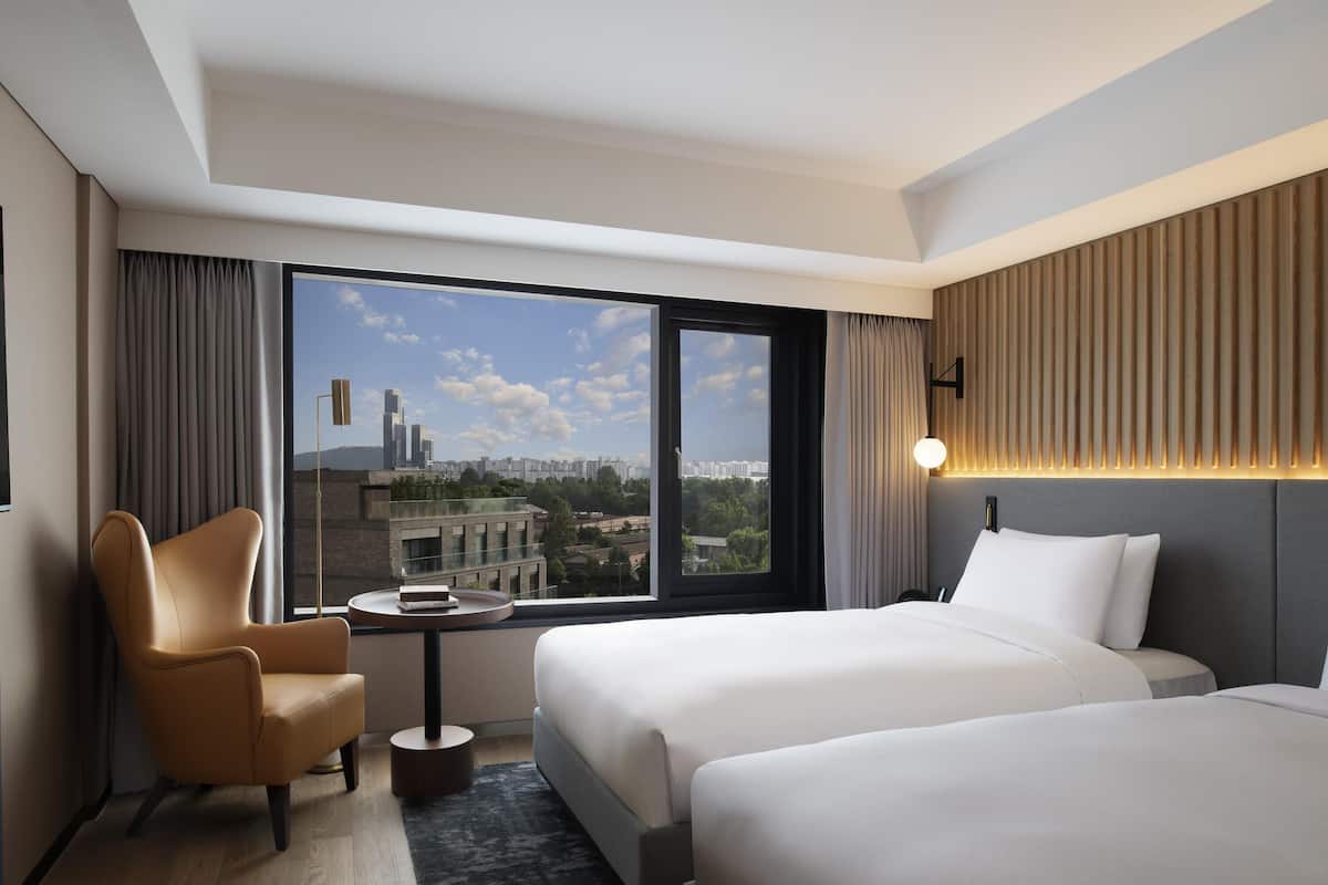Signature Room, 2 Single Beds | 1 bedroom, premium bedding, minibar, in-room safe