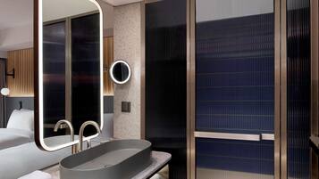 Quarto com design assinado, 2 camas de solteiro | 1 quarto, roupas de cama premium, frigobar, cofres nos quartos