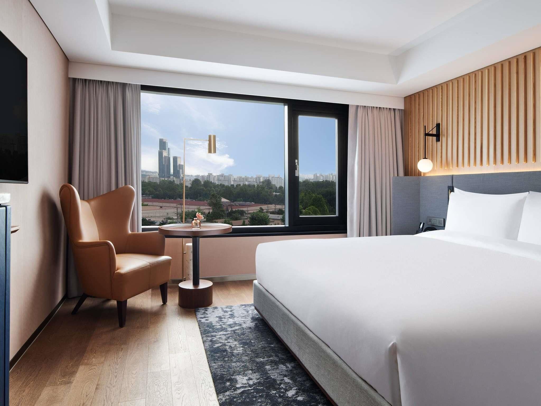 Signature City, 1 King Bed (City) | เครื่องนอนระดับพรีเมียม, มินิบาร์, ตู้นิรภัยในห้องพัก, ผ้าม่านกันแสง