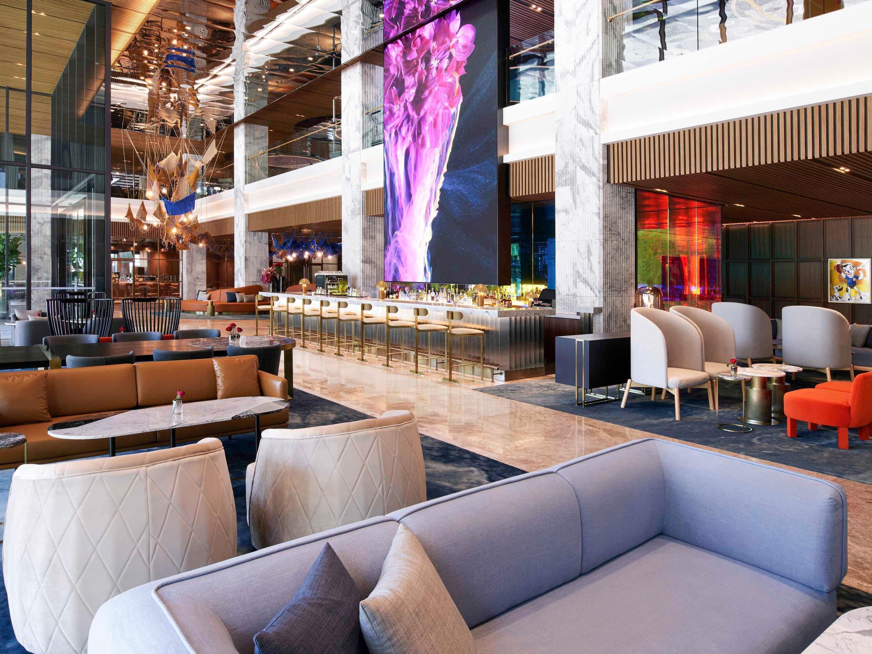 供應早餐、午餐和晚餐，地中海料理