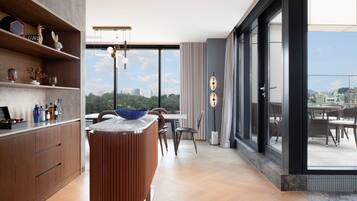 Suite Panoramique, 1 très grand lit, vue ville | Terrasse/Patio