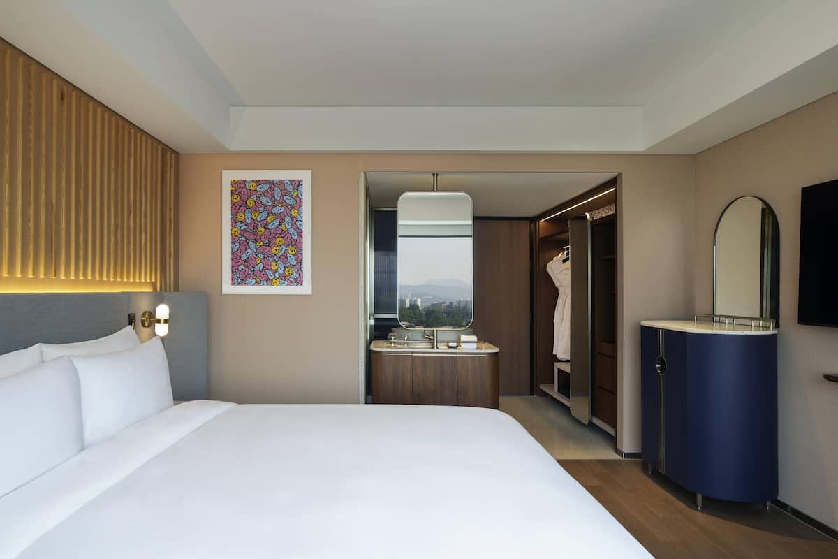 Signature Room, 1 King Bed | 1 bedroom, premium bedding, minibar, in-room safe