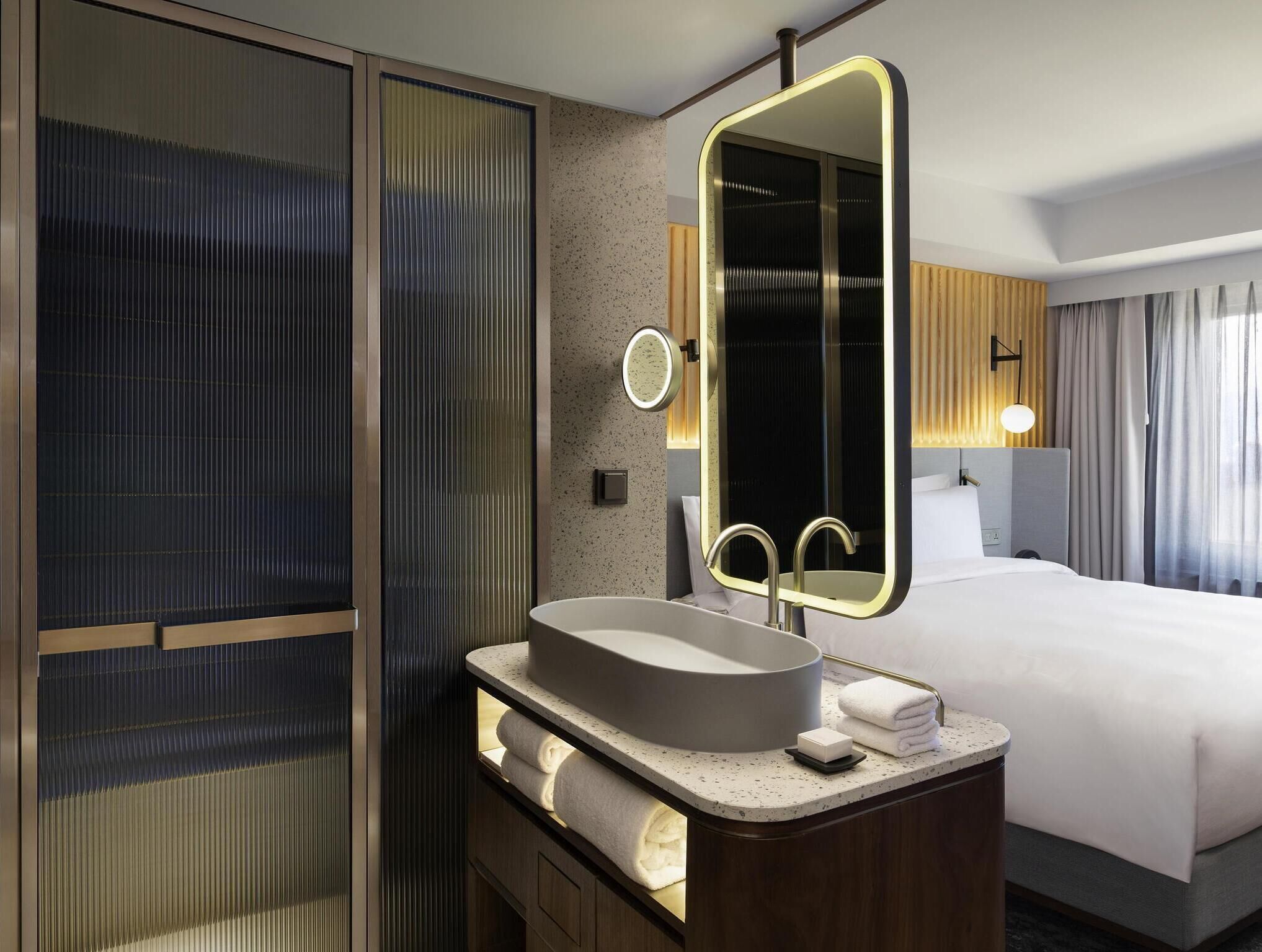 Signature-Zimmer, 1 King-Bett | Hochwertige Bettwaren, Minibar, Zimmersafe, Verdunkelungsvorhänge