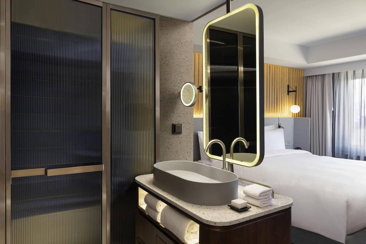 Signature-Zimmer, 1 King-Bett | Hochwertige Bettwaren, Minibar, Zimmersafe, Verdunkelungsvorhänge