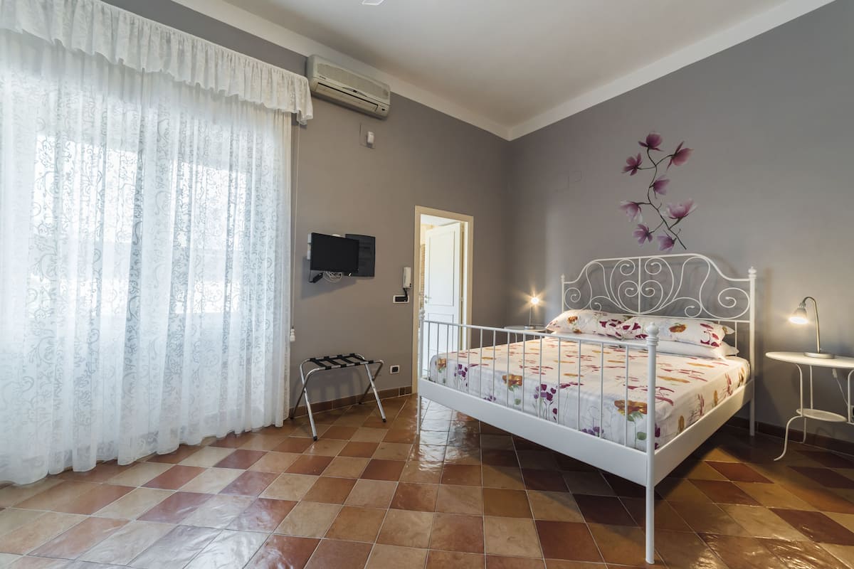 Deluxe Quadruple Room, 1 Queen Bed with Sofa bed | Minibar, desk, cribs (surcharge), WiFi (free)