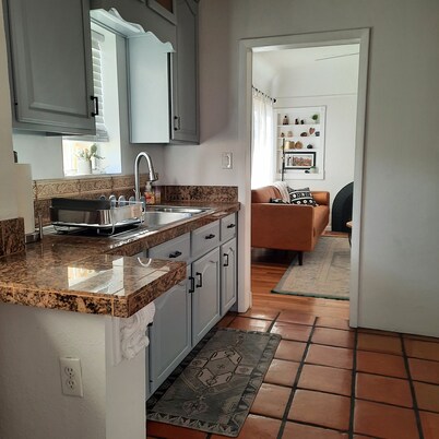  Historic private 3 bed 2 bath, Walk to the University.