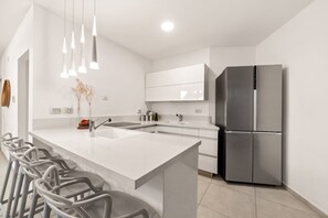 Refrigerador, microondas, horno y lavavajillas