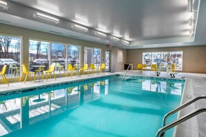 Una piscina cubierta (de 06:00 a 22:00), tumbonas